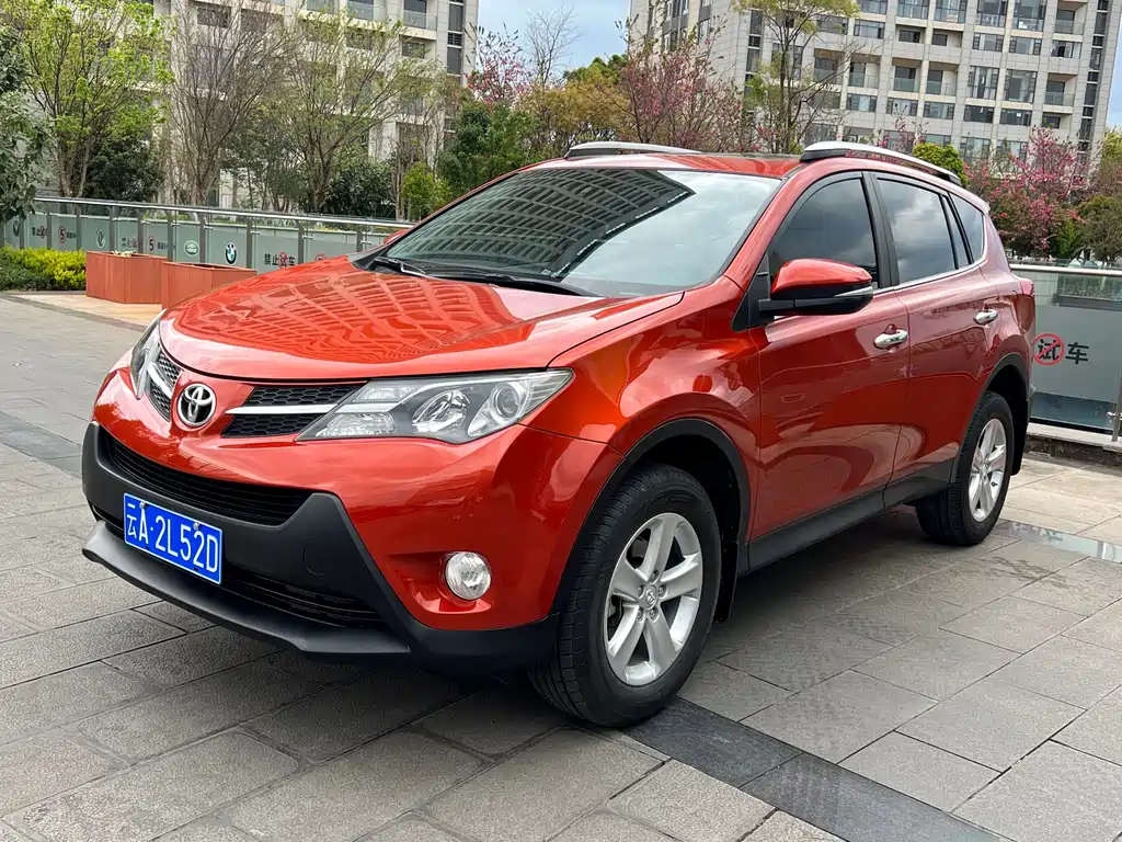 Toyota RAV4 2013 — фото 1