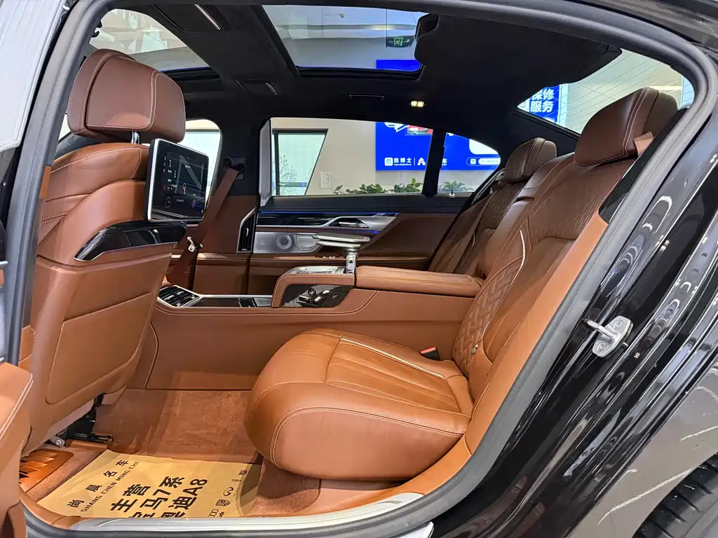 BMW 7 Series 2019 — фото 12