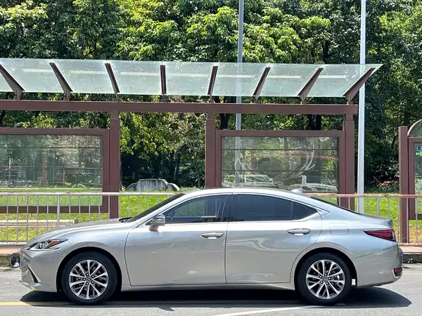 Lexus ES 2023
