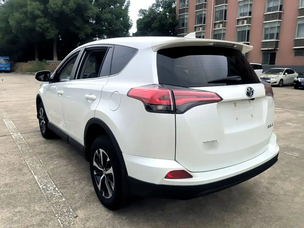 Toyota RAV4 2019 — фото 5