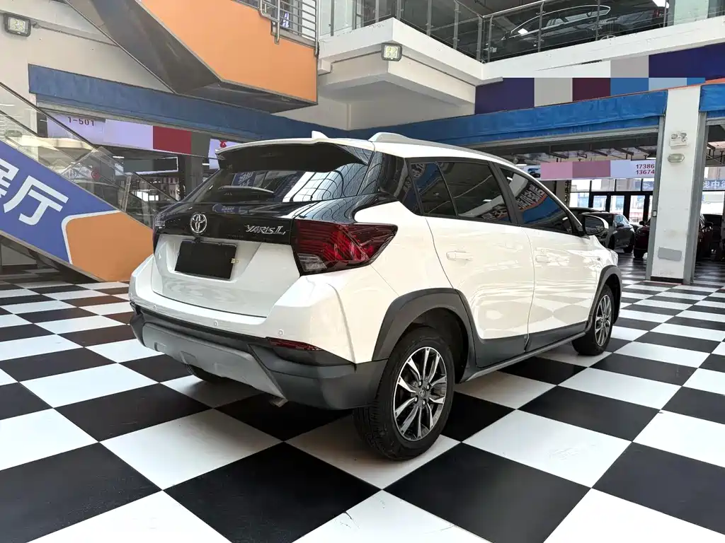 Toyota Yaris L 2022 — фото 17