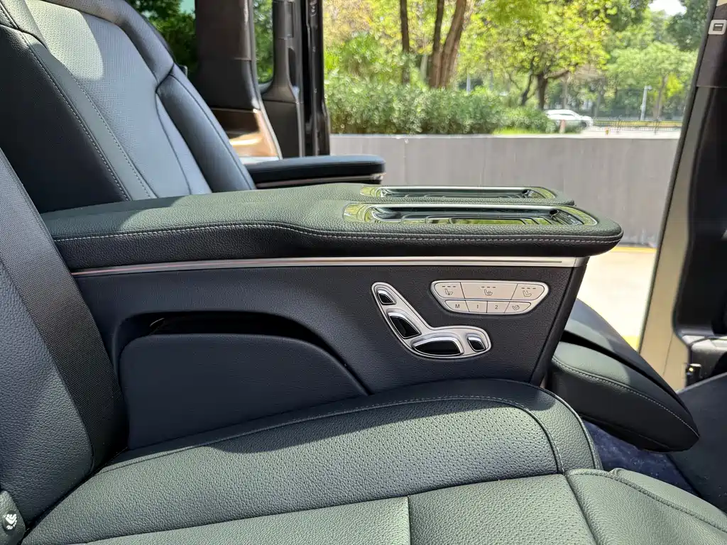 Mercedes-Benz V-Class 2022 — фото 23