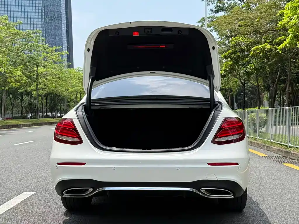 Mercedes-Benz E-Class 2017 — фото 17