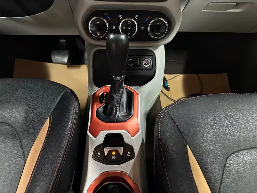 Jeep Renegade 2017 — фото 12