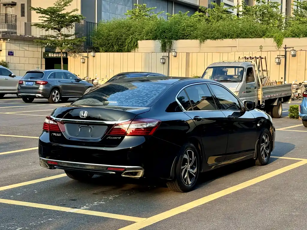 Honda Accord 2018 — фото 7