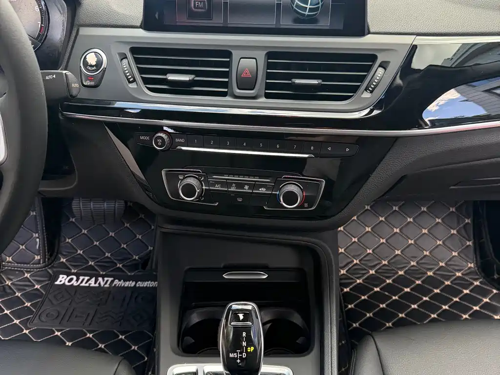 BMW 1 Series 2020 — фото 16