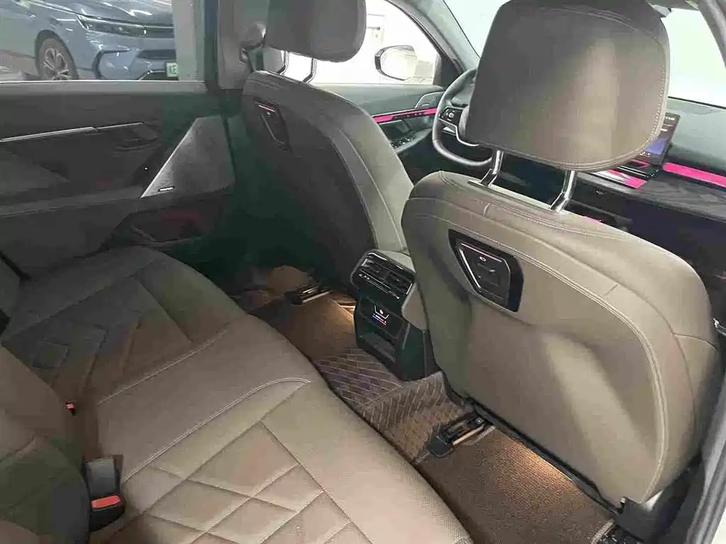BMW 5 Series 2025 — фото 15