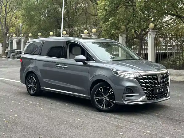 Roewe iMAX8 2023