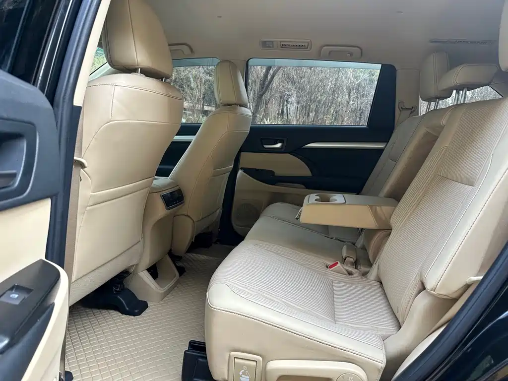 Toyota Highlander 2022 — фото 10