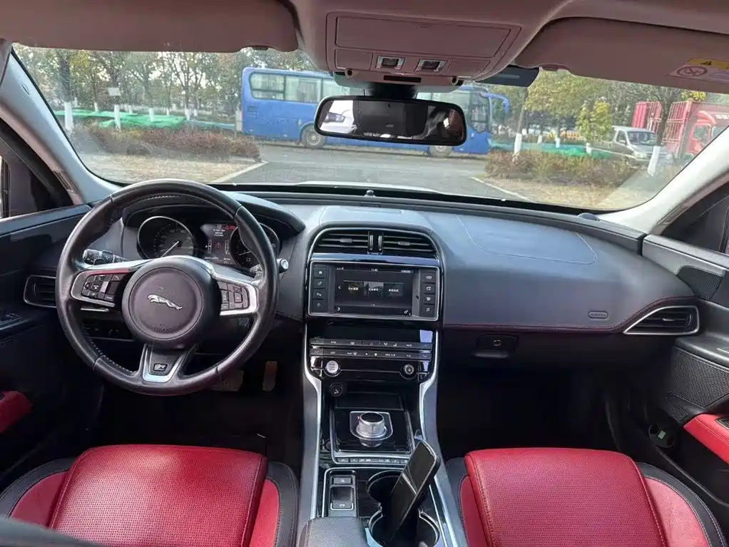 Jaguar XE 2016 — фото 6