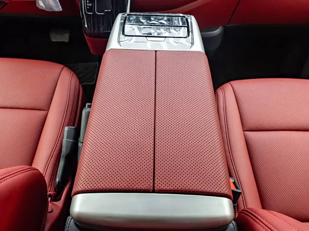 Toyota Hiace — фото 30
