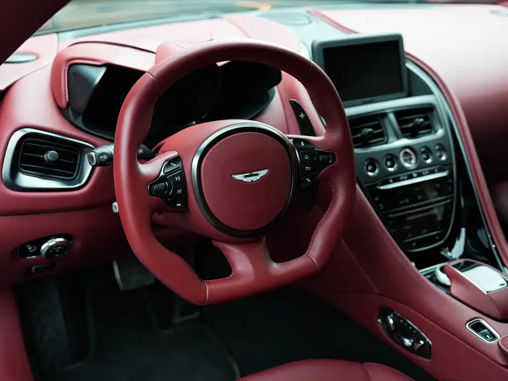 Aston Martin DBS 2019 — фото 11