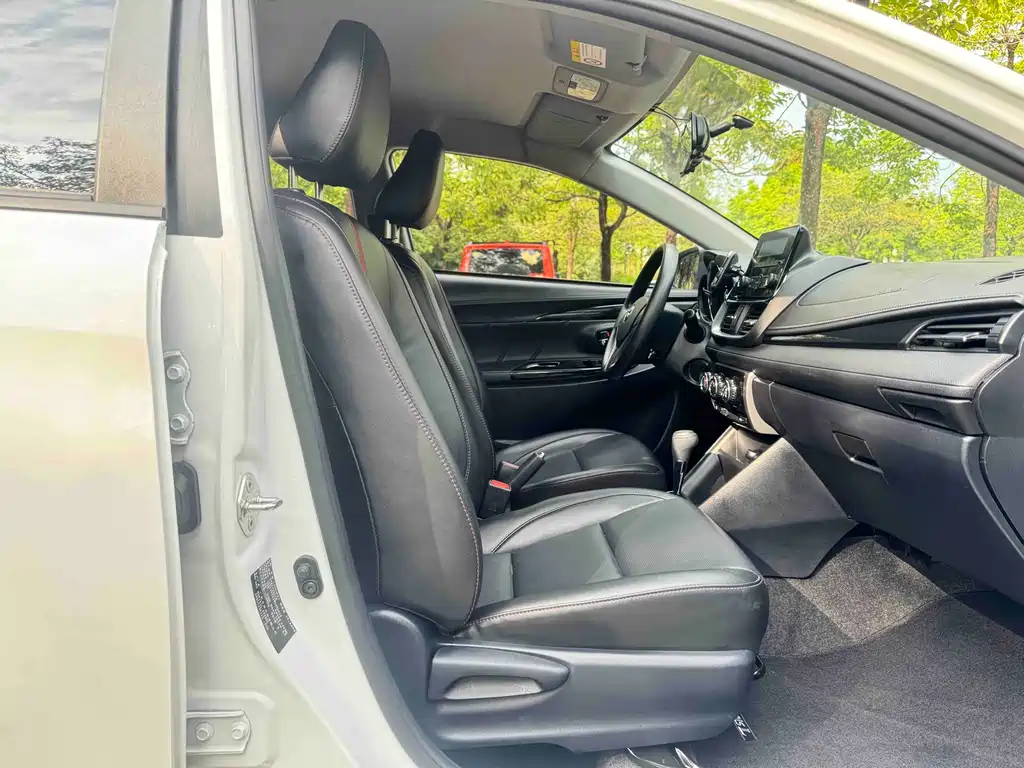 Toyota Yaris L 2022 — фото 12