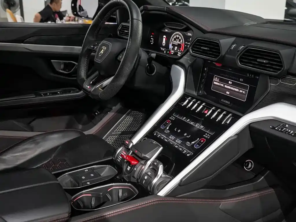Lamborghini Urus 2019 — фото 11
