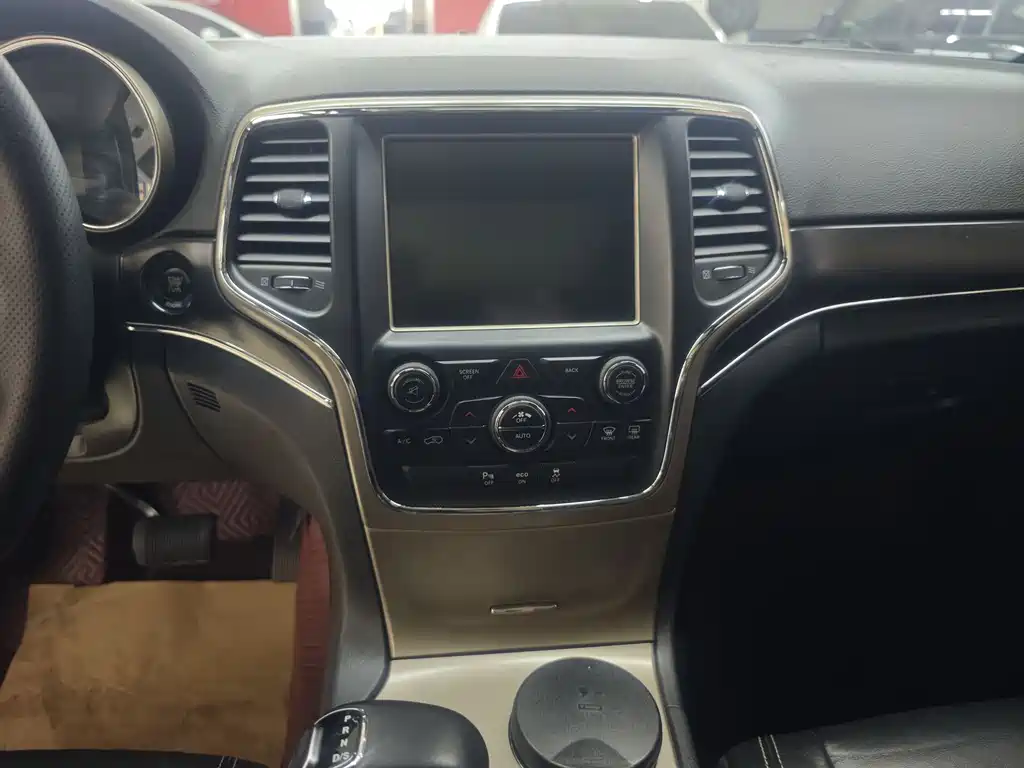 Jeep Grand Cherokee 2015 — фото 11