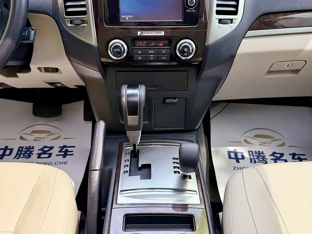 Mitsubishi Pajero 2019 — фото 16