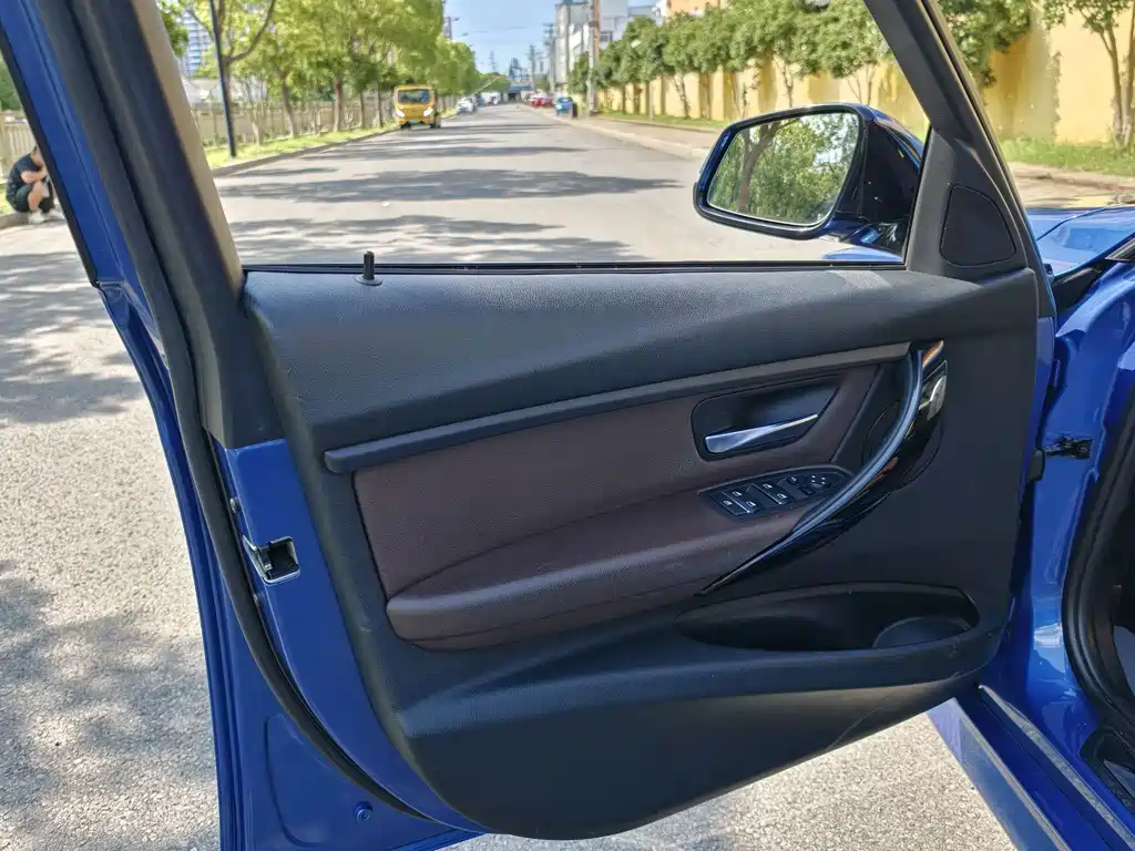 BMW 3 Series 2018 — фото 13