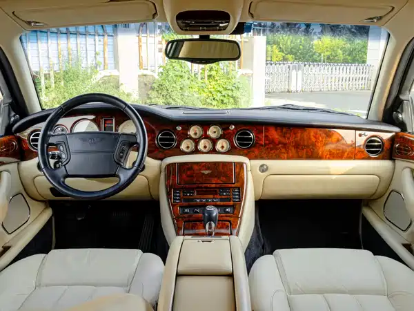 Bentley Elegant 2005