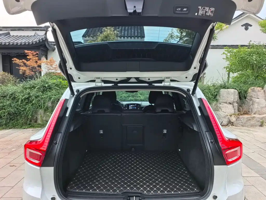 Volvo XC40 2020 — фото 20