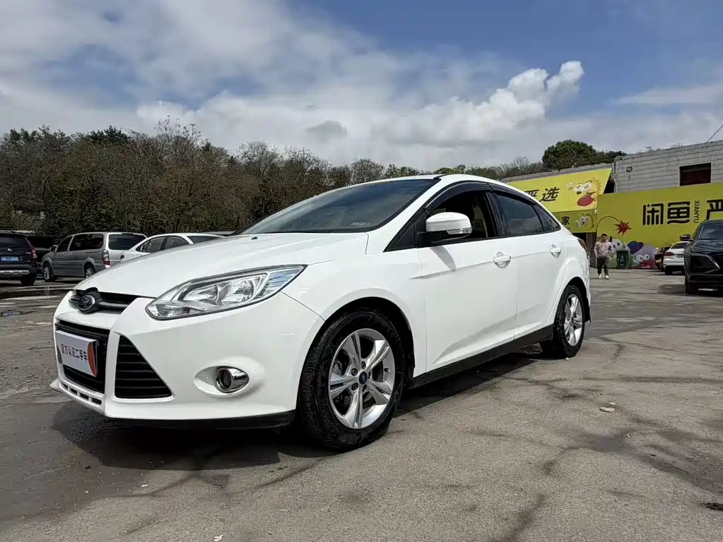Ford Focus 2013 — фото 1