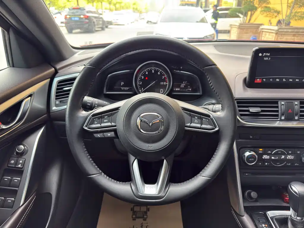 Mazda CX-4 2018 — фото 12