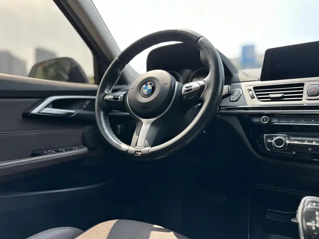 BMW 1 Series 2019 — фото 16
