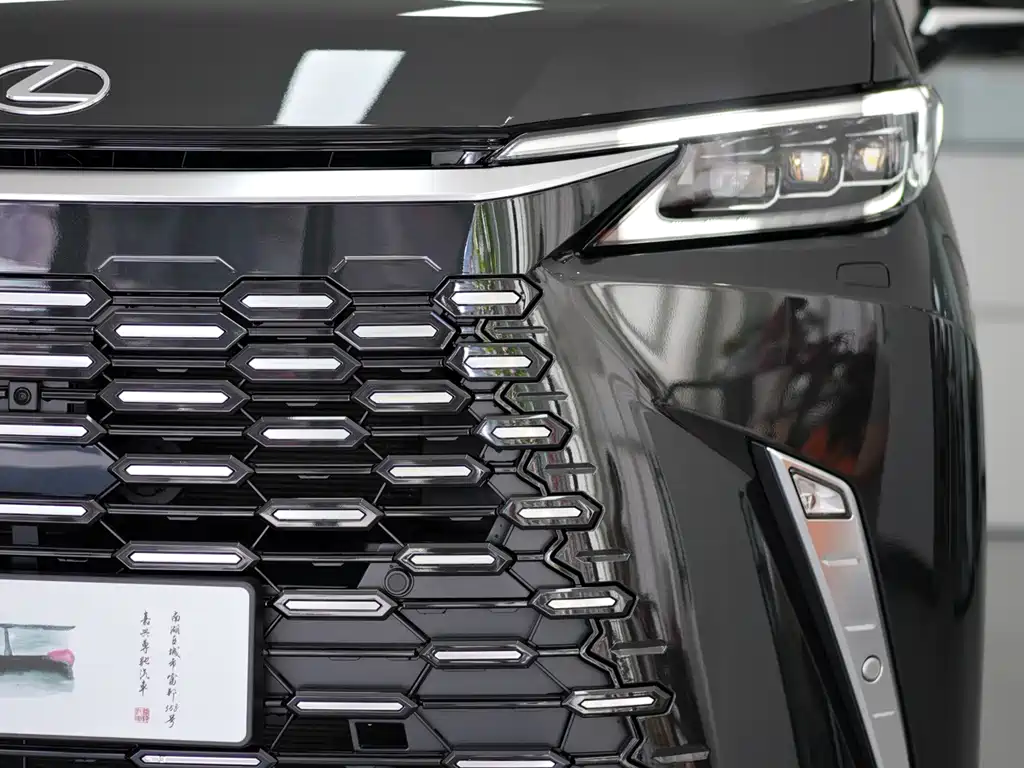 Lexus LM