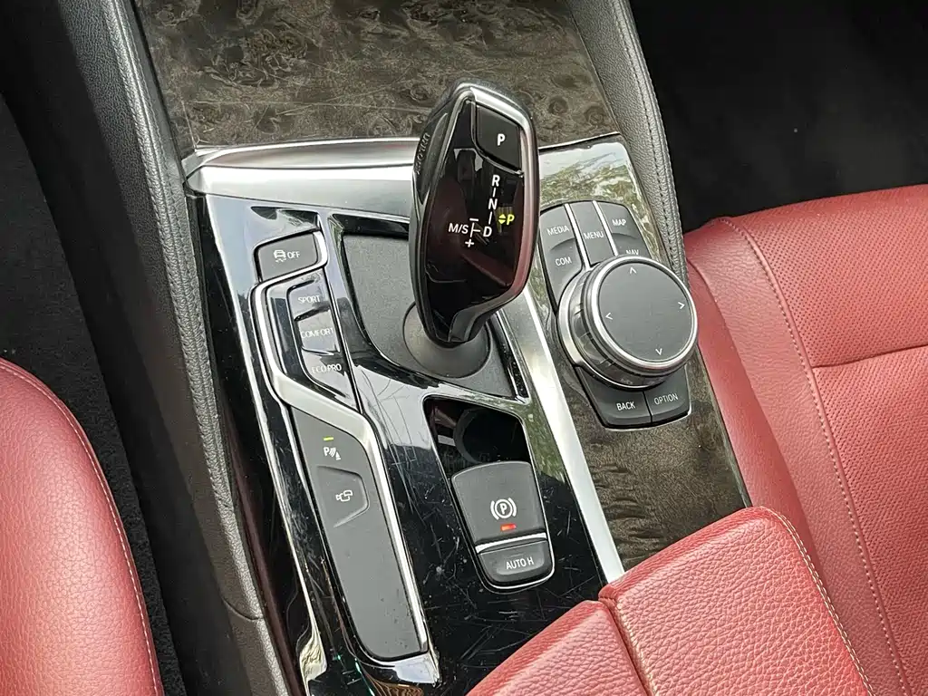 BMW 5 Series 2019 — фото 18