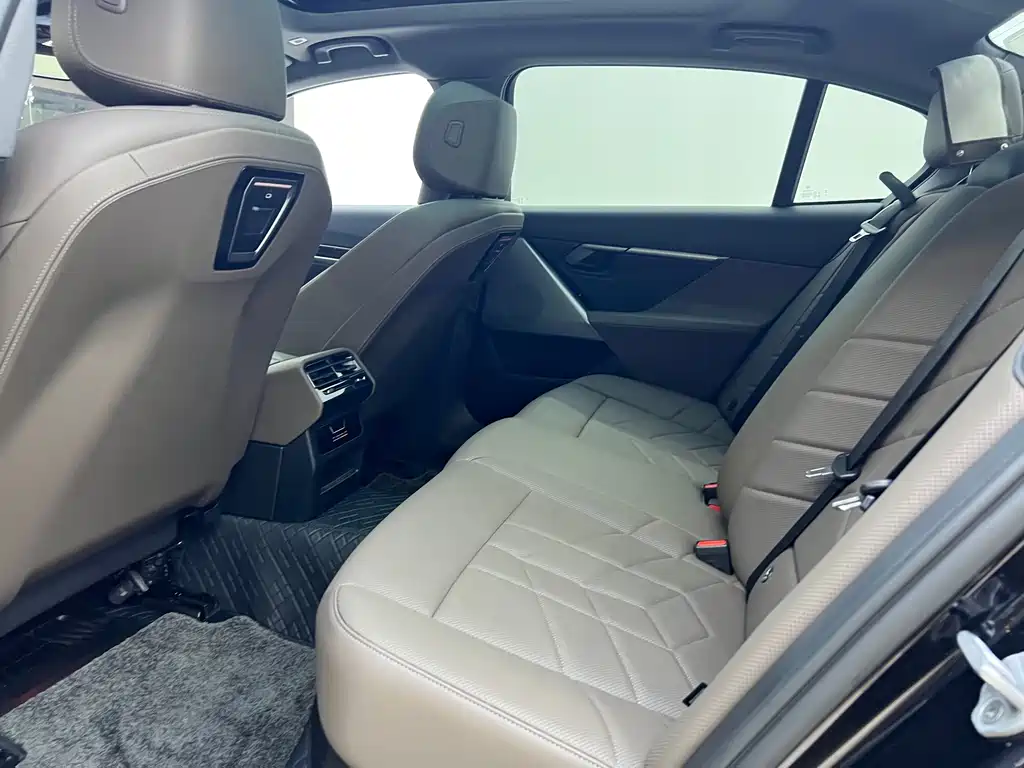 BMW 5 Series 2025 — фото 14