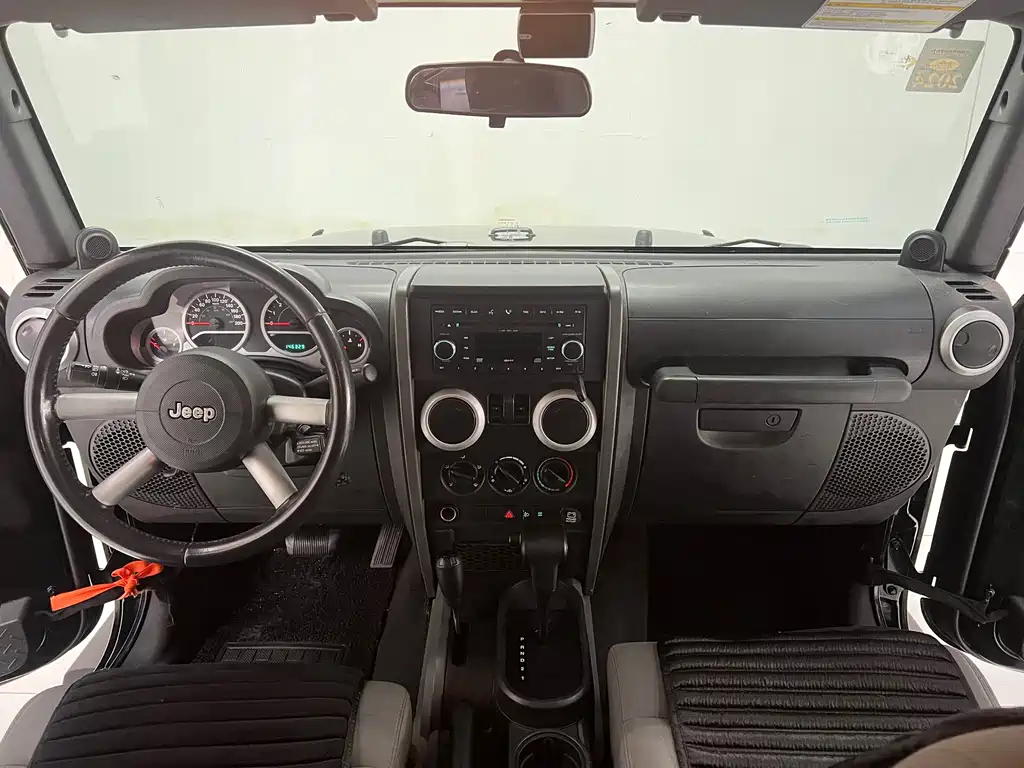 Jeep Wrangler 2010 — фото 10