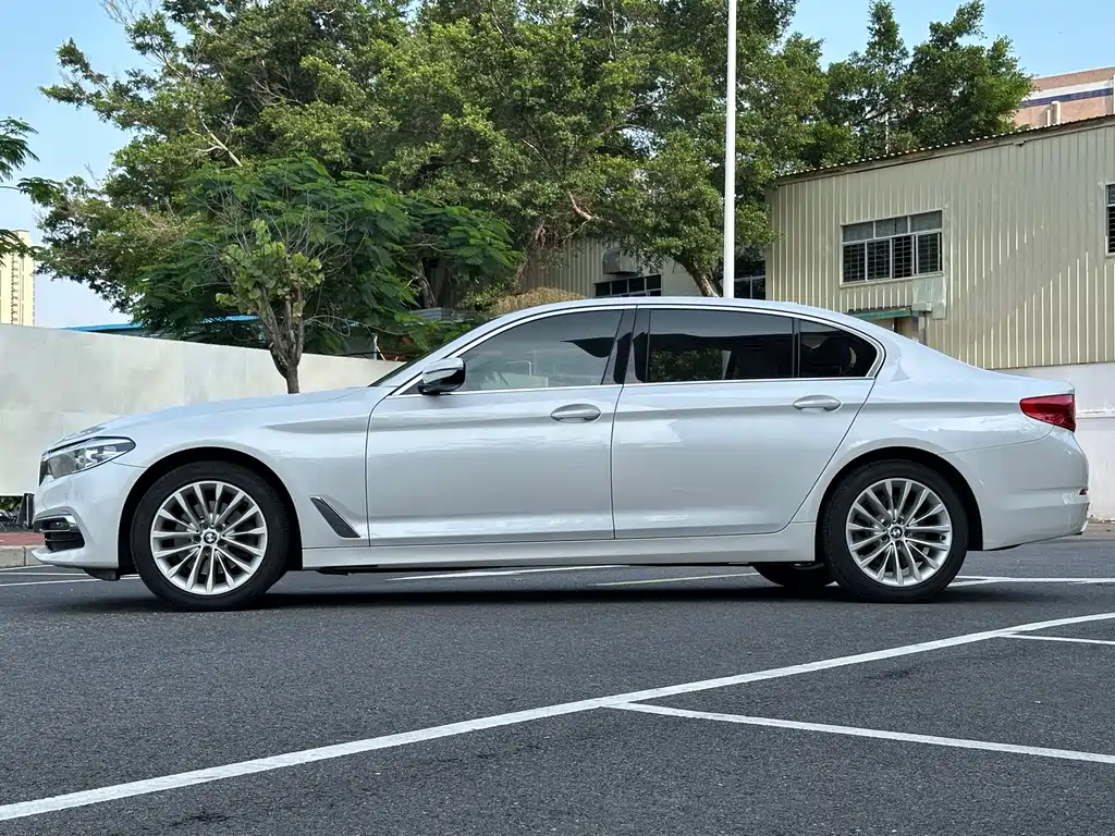 BMW 5 Series 2019 — фото 14