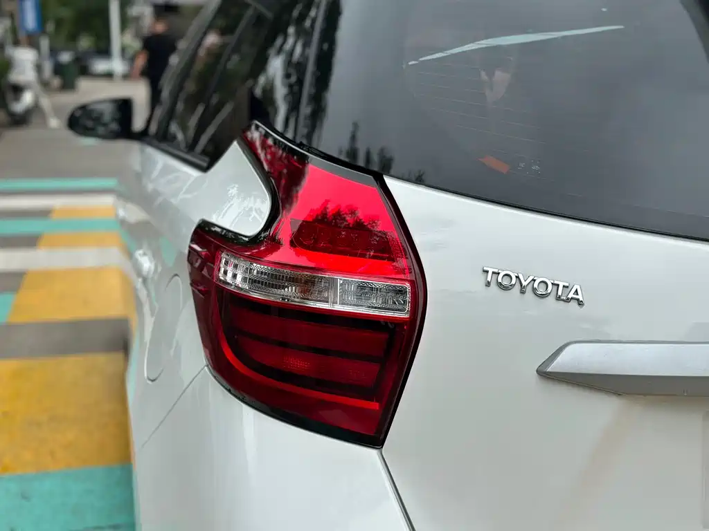 Toyota Yaris L 2020 — фото 10