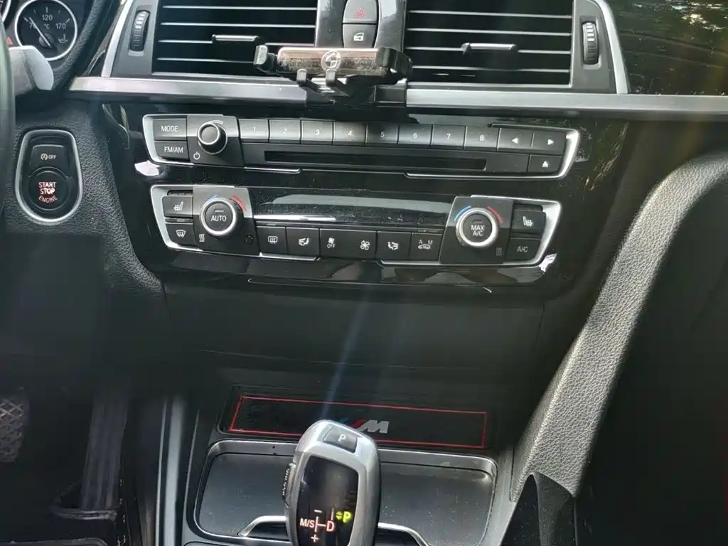 BMW 3 Series 2019 — фото 18
