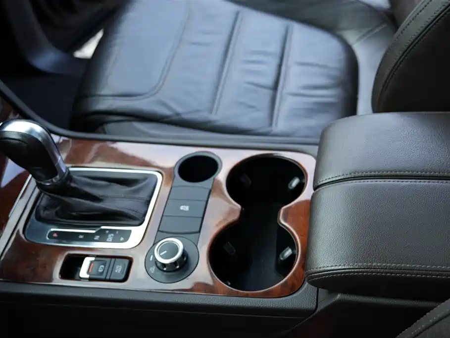 Volkswagen Touareg 2015 — фото 33