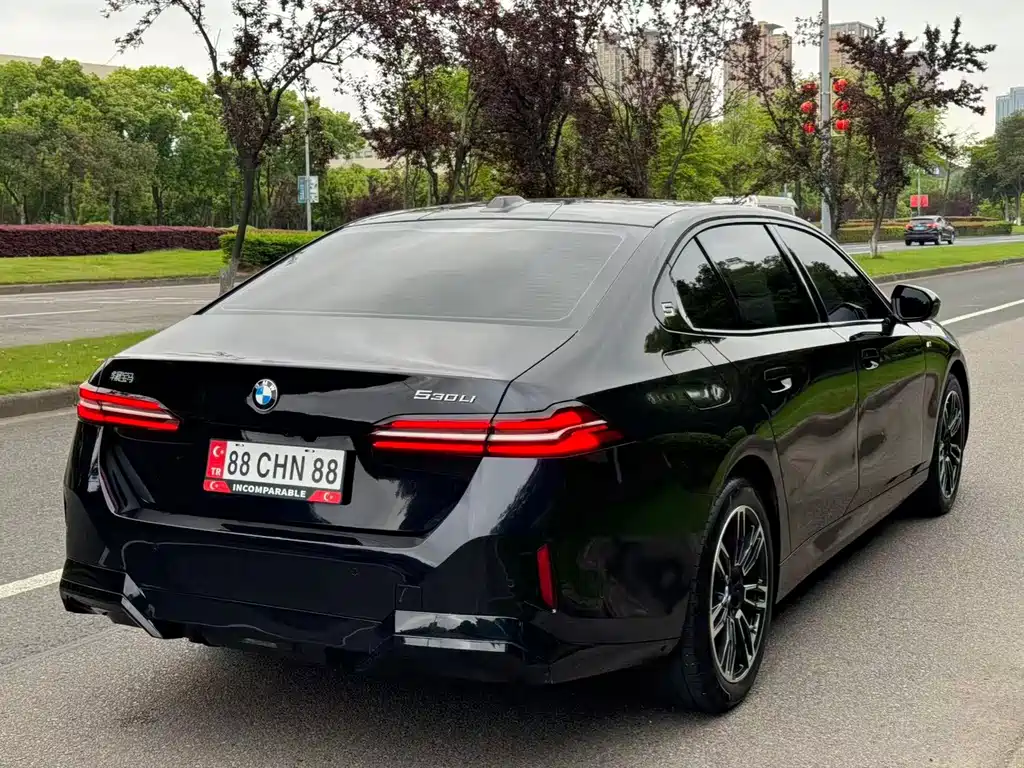 BMW 5 Series 2025 — фото 10