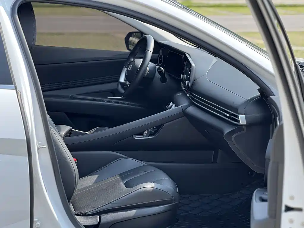 Hyundai Elantra 2023 — фото 11