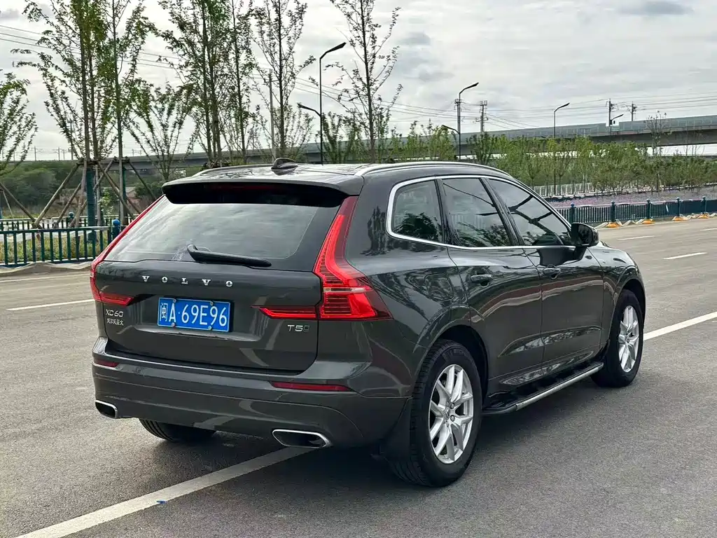 Volvo XC60 2018 — фото 18