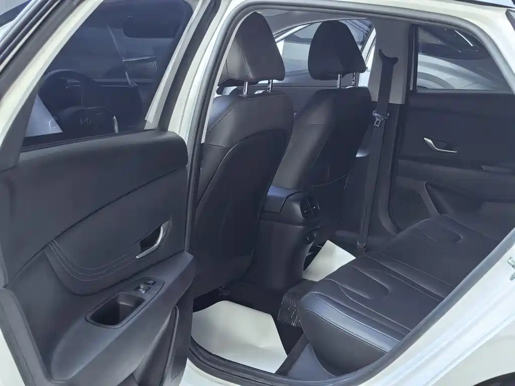Hyundai Elantra 2023 — фото 18