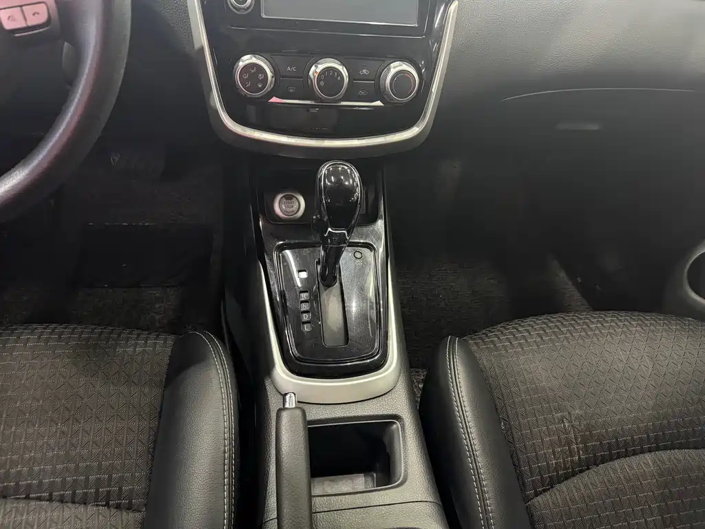 Nissan Tiida 2016 — фото 12