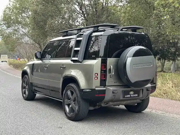 Land Rover Defender 2023