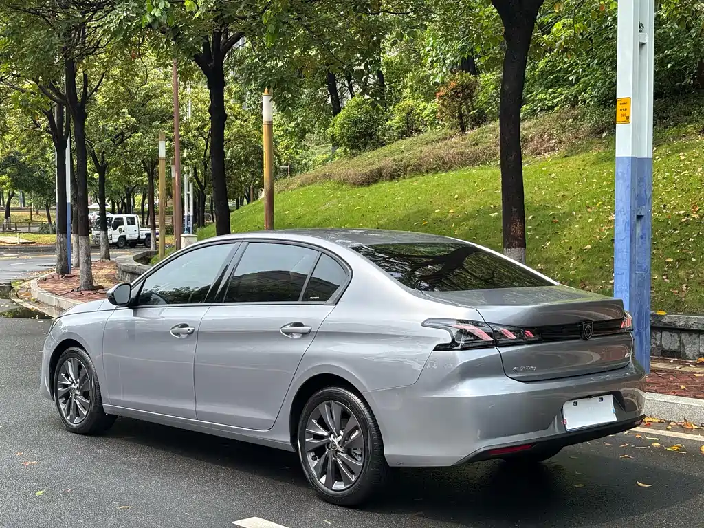 Peugeot 408 2023 — фото 31