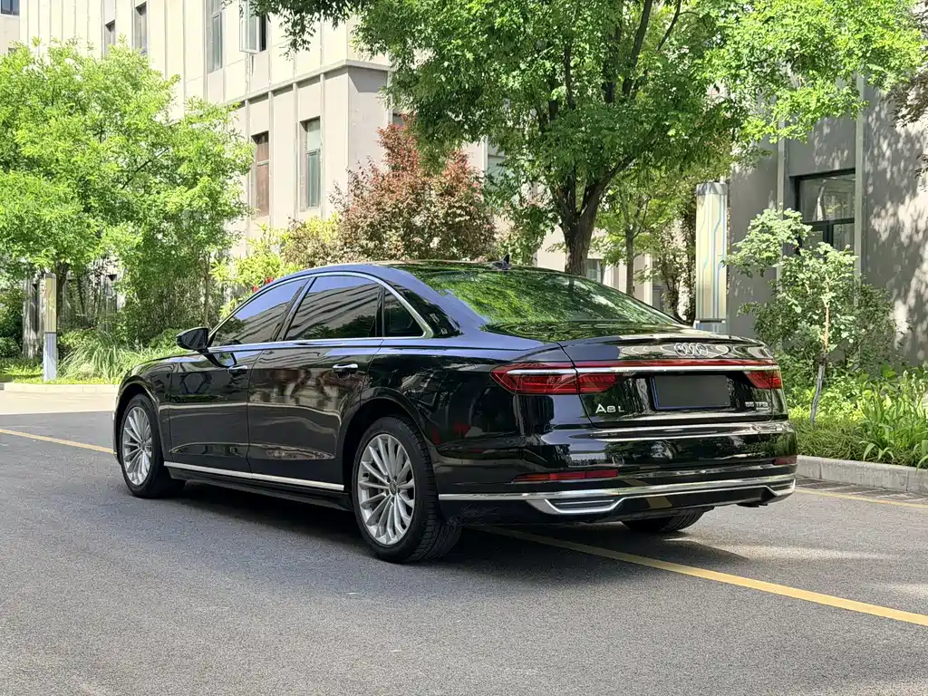 Audi A8 2018 — фото 8