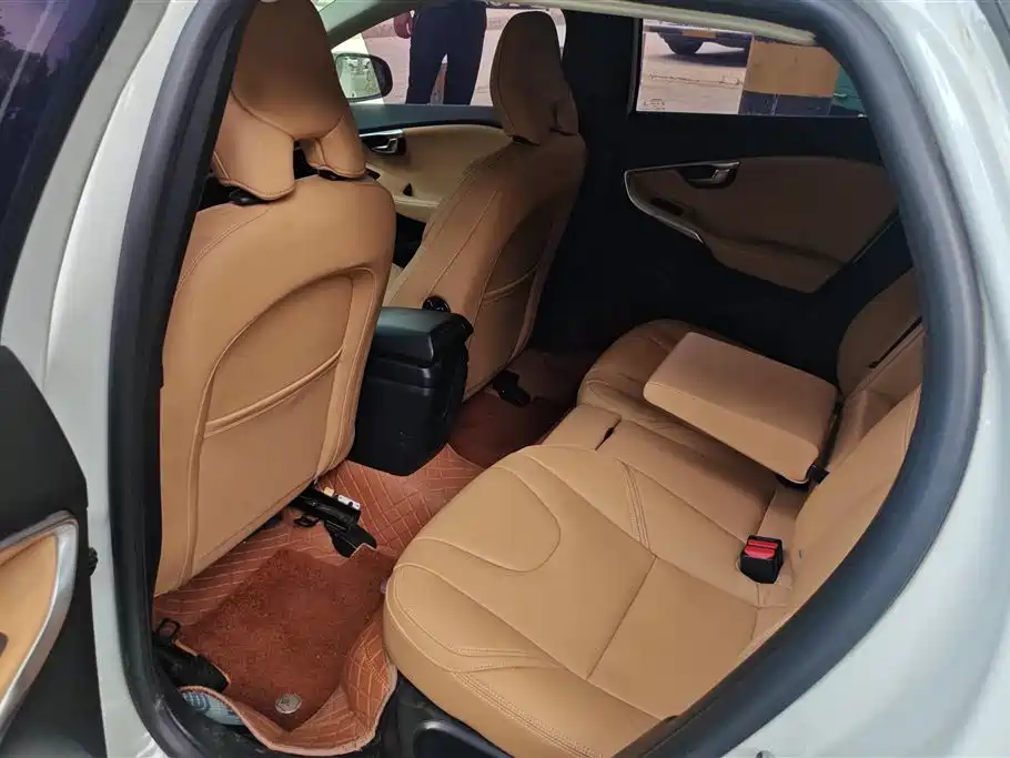 Volvo V40 2017 — фото 11