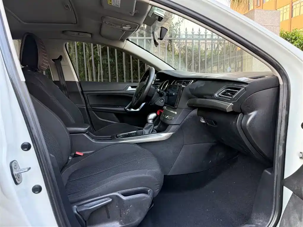 Peugeot 408 2015 — фото 12