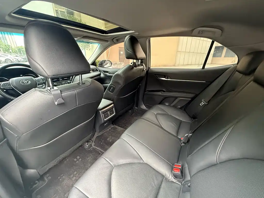 Toyota Camry 2023 — фото 11