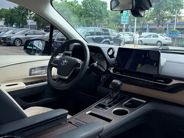 Toyota Granvia 2025