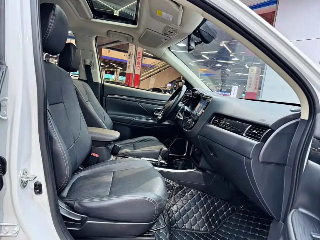 Mitsubishi Outlander 2018 — фото 17