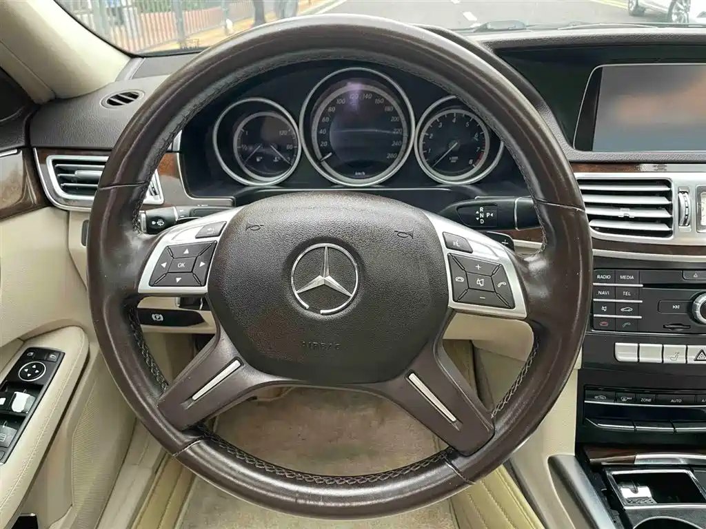 Mercedes-Benz E-Class 2016 — фото 17