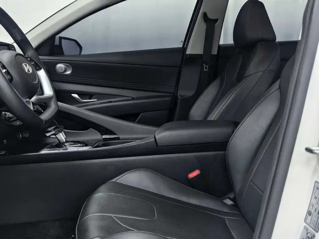Hyundai Elantra 2023 — фото 11