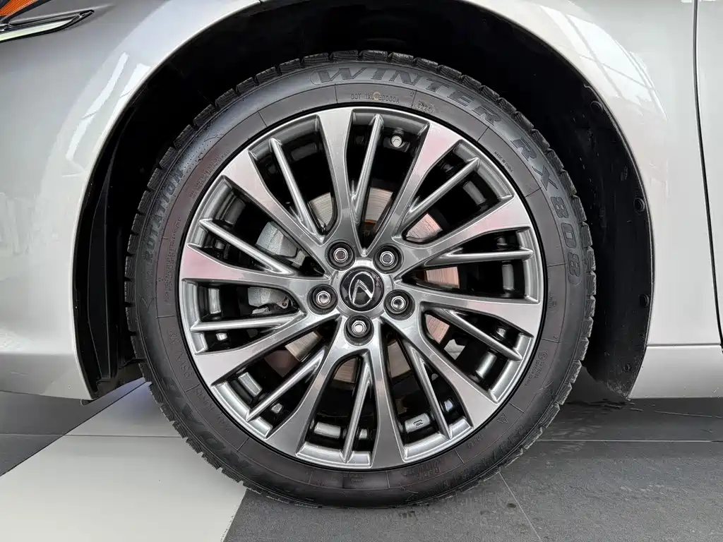 Lexus ES 2020 — фото 17